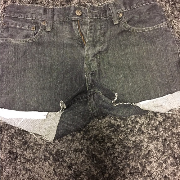 Vintage Levi’s cut off shorts - Picture 3 of 3